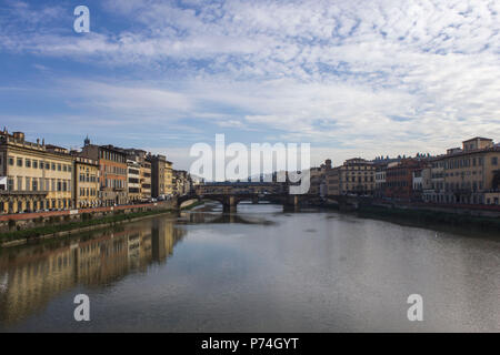 Firenze, Italia - 25 novembre 2015: Firenze città sul fiume Arno a tempo di giorno, Italia Foto Stock