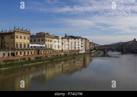Firenze, Italia - 25 novembre 2015: Firenze città sul fiume Arno a tempo di giorno, Italia Foto Stock