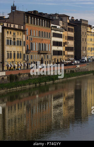 Firenze, Italia - 25 novembre 2015: costruire la riflessione di Arnoriver a Firenze, Italia Foto Stock