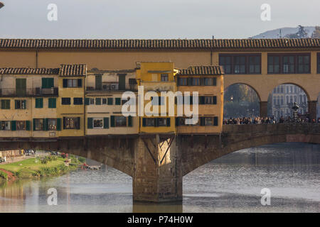 Firenze, Italia - 25 novembre 2015: vista architettonico a tempo di giorno di Ponte Vecchio a Firenze Foto Stock