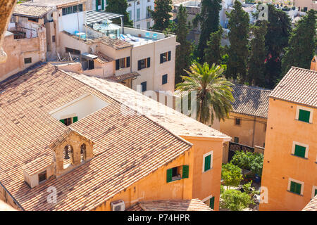 Vista sui tetti di Palma de Mallorca dalla terrazza della Cattedrale di Santa Maria di Palma, noto anche come La Seu. Palma di Maiorca, SPAGNA Foto Stock