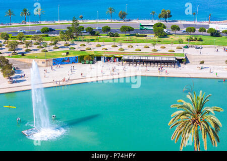 PALMA DI MALLORCA, Spagna - 23 giugno 2018: vista del Parc de la Mar (Parco del Mare) con il mare in background dalla terrazza della Cattedrale di S Foto Stock