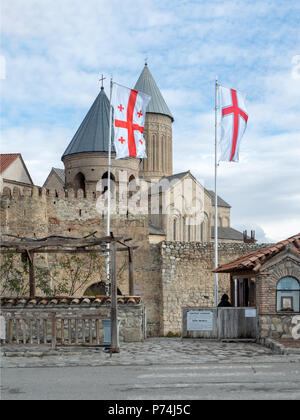 Alaverdi, Georgia - 3 Dicembre 2016 : Ingresso di Alaverdi monastero ortodosso ( xi secolo ) con il flag di stile Georgiano Foto Stock