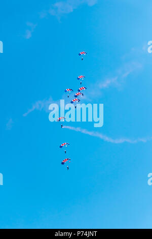 Swansea, Regno Unito - 30 Giugno 2018: RAF Falchi paracadute team di visualizzazione eseguire presso l'Air Show di Swansea, Galles. Foto Stock