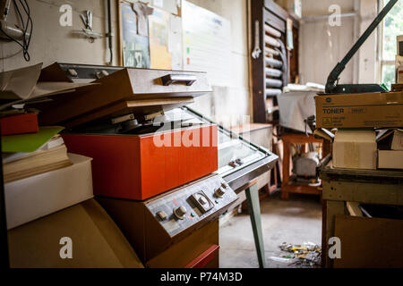 Letterpress, inchiostro e altre attrezzature vintage in un vecchio negozio di stampanti. Foto Stock