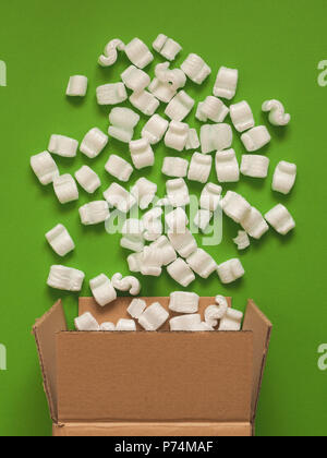 Aprire la scatola di cartone con schiuma di imballaggio, pensando al di fuori del concetto di scatola Foto Stock