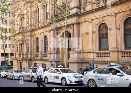 NSW Department of Lands nel centro di Sydney, New South Wales, Australia taxi rank è pieno di taxi in attesa per i clienti Foto Stock