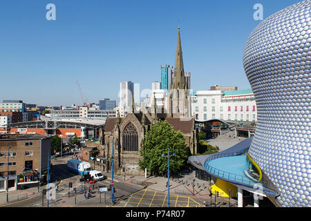 Birmingham, Regno Unito: Giugno 29, 2018: la chiesa di St Martin in Bull Ring è situato tra il Bull Ring e l area Markets. Foto Stock