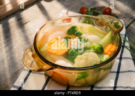 Un assortimento di verdure in vaso di vetro su un tovagliolo da vicino Foto Stock