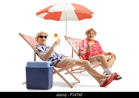 Anziani turisti con cocktail seduti in sedie a sdraio isolati su sfondo bianco Foto Stock