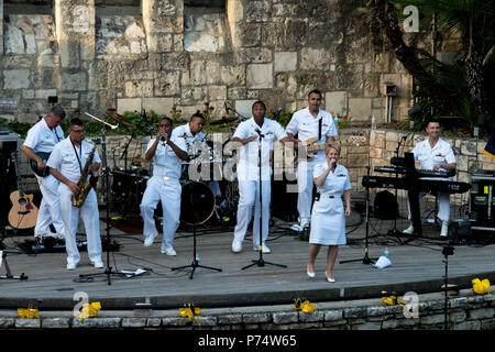 SAN ANTONIO, Texas (19 maggio 2014) La banda della marina di incrociatori eseguire durante un concerto pomeridiano presso l'Arneson River Theatre sul lungofiume di San Antonio, Texas. Gli Stati Uniti La banda della marina incrociatori, basato a Washington e guidato dal Senior Chief Musician Leon Alexander, è attualmente su un 12-tour di un giorno di Texas. Una delle band di responsabilità primarie, tour nazionali di aumentare la consapevolezza della marina in luoghi che non vedi la Marina lavorare su una base regolare. Foto Stock