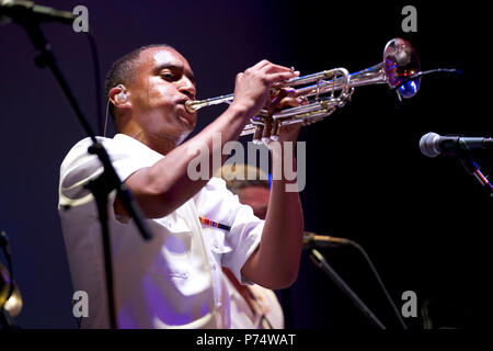 NEW Braunfels, Texas (20 maggio 2014) musicista di prima classe David Smith, da Hyattsville, Md., esegue a Brauntex Performing Arts Theater con gli Stati Uniti Navy incrociatori Band di New Braunfels, nel Texas. Gli Stati Uniti La banda della marina militare, con sede a Washington, è attualmente su un 12-tour di un giorno di Texas. Foto Stock