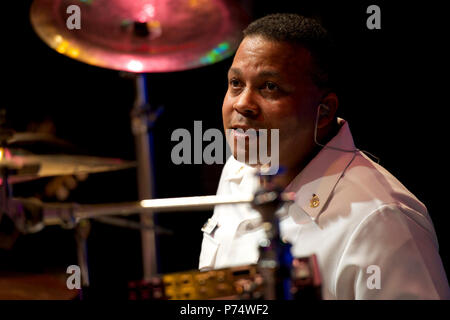 NEW Braunfels, Texas (20 maggio 2014) Senior Chief Musician Leon Alexander, da Washington, esegue a Brauntex Performing Arts Theater con gli Stati Uniti Navy incrociatori Band di New Braunfels, nel Texas. Gli Stati Uniti La banda della marina militare, con sede a Washington, è attualmente su un 12-tour di un giorno di Texas. Foto Stock