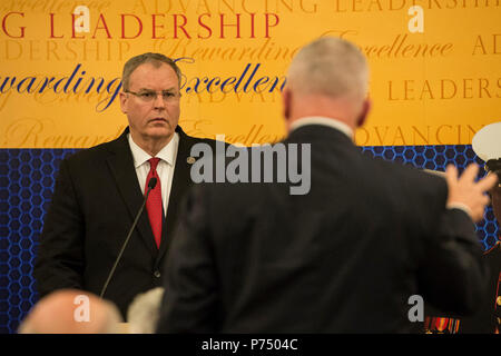 QUANTICO, Va (ott. 15, 2014) -- Il Vice Segretario della Difesa Bob lavoro risponde alle domande dopo la consegna del keynote address al Marine Corps Association e la Fondazione per lo sviluppo di combattimento cena presso il Club a Quantico in Quantico, Va. 15 ottobre 2014. Il lavoro ha parlato dello stato del Marine Corps e il futuro della forza di combattimento. Ministero della Difesa Foto Stock