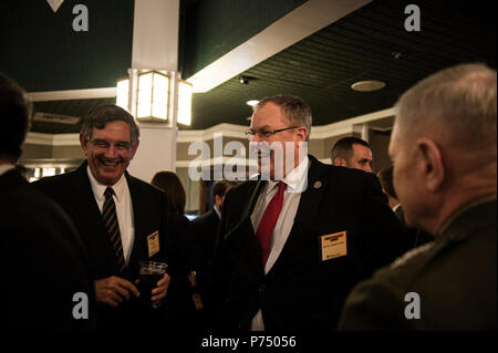 QUANTICO, Va (ott. 15, 2014) -- Il Vice Segretario della Difesa Bob lavoro risate con i partecipanti prima di erogare il keynote address al Marine Corps Association e la Fondazione per lo sviluppo di combattimento cena presso il Club a Quantico in Quantico, Va. 15 ottobre 2014. Il lavoro ha parlato dello stato del Marine Corps e il futuro della forza di combattimento. Ministero della Difesa Foto Stock