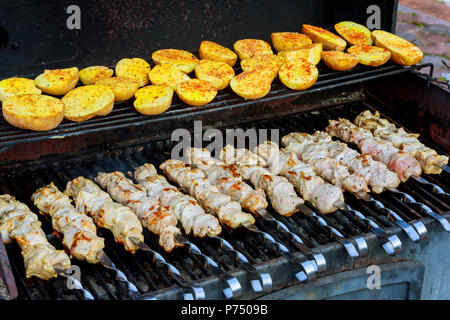 Gustose grigliate di carne con spiedini di carne con patate Foto Stock