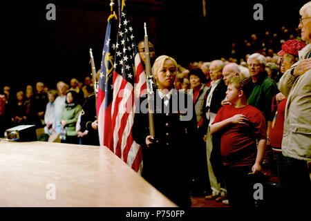 SAVANNAH, Ga. (Feb. 23, 2015) Membri di Armstrong State University ROTC Color Guard presente i colori prima di U.S. La banda della marina militare in concerto a Armstrong State University di Savannah, Ga. Gli Stati Uniti La banda della marina Sea Chanters chorus è su un 19-tour della città del sud-est degli Stati Uniti Foto Stock