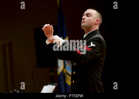 SAVANNAH, Ga. (Feb. 23, 2015) musicista prima classe (SW) Justin Cody, della città di Sauk, Wis., conduce la banda della marina Sea Chanters chorus durante un U.S. La banda della marina militare in concerto a Armstrong State University di Savannah, Ga. Gli Stati Uniti La banda della marina Sea Chanters chorus è su un 19-tour della città del sud-est degli Stati Uniti Foto Stock