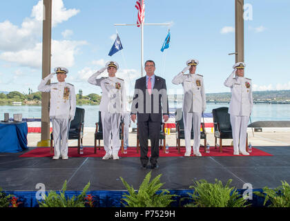 PEARL HARBOR (27 maggio 2015) Adm. Harry B. Harris Jr., sinistra, Capo di operazioni navali Adm. Jonathan W. Greenert Segretario della Difesa, Ashton Carter, ADM. Samuel J. Locklear III e ADM. Scott H. Swift, rendere onori durante il giunto U.S. Pacifico Comando (USPACOM) e U.S. Flotta del pacifico (PACFLT) Modifica del comando cerimonia alla base comune Harbor-Hickam perla. Durante la cerimonia di doppio, Swift alleviato Harris come il comandante PACFLT e Harris ha assunto il comando della USPACOM da Locklear. Foto Stock