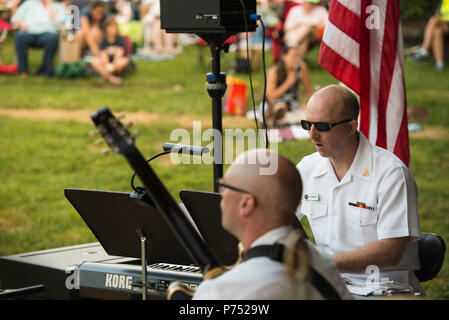 VIENNA, Va. (29 maggio 2015) musicista di prima classe LaMaestra Dan, di Buenos Aires, Argentina, prende un pianoforte solo con gli Stati Uniti Navy Band Commodores a Vienna Estate verde sulla serie di concerti. Il concerto segna l'inizio dei Commodores' intensa estate stagione di concerti. Foto Stock