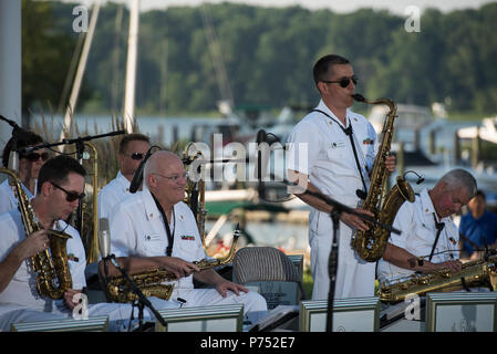 WOODBRIDGE, Va. (Luglio 19, 2015) Senior Chief Musician Luis Hernandez, di Miami, Florida, prende un sassofono tenore solista con gli Stati Uniti Navy Band Commodores a Belmont Bay di Woodbridge, Va. Il Commodores eseguire gratuitamente concerti pubblici durante tutto l'anno. Foto Stock