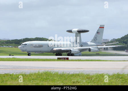 Un U.S. Air Force E-3 Sentry Airborne Warning e sistema di controllo dal 961st Airborne Air Control Squadron taxi sulla pista prima del decollo da Kadena Air Base, Giappone, per evitare di danneggiare i venti ed i detriti dall'avvicinamento di un tifone Agosto 21, 2015. Ogni volta che un tifone si muove troppo vicino a Okinawa, unità attraverso Kadena seguire una procedura standardizzata per garantire la massima sicurezza e protezione per tutte le attrezzature e il personale assegnato durante i forti venti e detriti associati con le tempeste. Se si rimane in corso e alla sua velocità corrente, Typhoon Goni si aspetta di colpire Okinawa entro il prossimo f Foto Stock