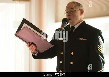 ANNANDALE, Virginia (30 ottobre 2016) Petty Officer di prima classe David Sigmon canta "hanandoah' DURANTE GLI STATI UNITI La banda della marina Sea Chanters chorus' sessantesimo anniversario festeggiato in concerto. Il Sea Chanters ha celebrato il proprio sessantesimo anniversario con un concerto in Annandale, Virginia, dotate di alumni dal gruppo. Il coro è stato formato come un gruppo maschio nel 1956 e con il compito di perpetuare le canzoni del mare. Nel 1980, il gruppo aggiunto alle donne per i loro ranghi e ampliato il loro repertorio per includere tutto ciò da Brahms a Broadway. Foto Stock