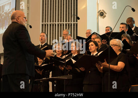 ANNANDALE, Virginia (30 ottobre 2016) Ex leaderof U.S. La banda della marina Sea Chanters chorus, Jim Turk, a sinistra conduce la U.S. La banda della marina Sea Chanters chorus durante il proprio sessantesimo anniversario festeggiato in concerto. Il Sea Chanters ha celebrato il proprio sessantesimo anniversario iin Annandale, Virginia, con un concerto alumni dal gruppo. Il coro è stato formato come un gruppo maschio nel 1956 e con il compito di perpetuare le canzoni del mare. Nel 1980, il gruppo aggiunto alle donne per i loro ranghi e ampliato il loro repertorio per includere tutto ciò da Brahms a Broadway. Foto Stock