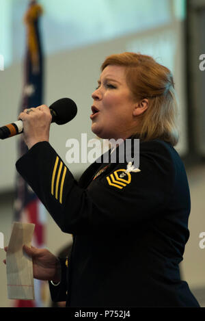 ANNANDALE, Virginia (30 ottobre 2016) Chief Petty Officer Rachel Sarracco canta con gli Stati Uniti La banda della marina Sea Chanters chorus durante il loro' sessantesimo anniversario festeggiato in concerto. Il Sea Chanters ha celebrato il proprio sessantesimo anniversario con un concerto in Annandale, Virginia, dotate di alumni dal gruppo. Il coro è stato formato come un gruppo maschio nel 1956 e con il compito di perpetuare le canzoni del mare. Nel 1980, il gruppo aggiunto alle donne per i loro ranghi e ampliato il loro repertorio per includere tutto ciò da Brahms a Broadway. Foto Stock