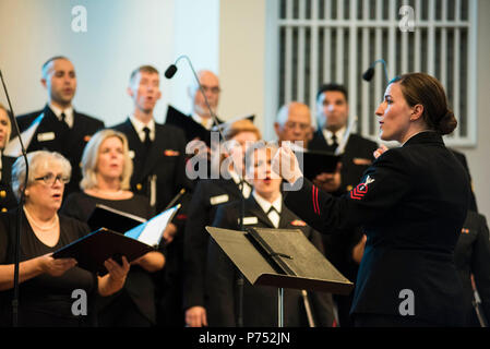 ANNANDALE, Virginia (30 ottobre 2016) Chief Petty Officer Casey Campbell, destra, conduce la U.S. La banda della marina Sea Chanters chorus durante il proprio sessantesimo anniversario festeggiato in concerto. Il Sea Chanters chorus ha celebrato il proprio sessantesimo anniversario iin Annandale, Virginia, con un concerto alumni dal gruppo. Il coro è stato formato come un gruppo maschio nel 1956 e con il compito di perpetuare le canzoni del mare. Nel 1980, il gruppo aggiunto alle donne per i loro ranghi e ampliato il loro repertorio per includere tutto ciò da Brahms a Broadway. Foto Stock