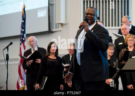 ANNANDALE, Virginia (30 ottobre 2016) in pensione Chief Petty Officer Daryl Duff, centro, assoli con gli Stati Uniti La banda della marina Sea Chanters chorus durante il proprio sessantesimo anniversario festeggiato in concerto. Il Sea Chanters chorus ha celebrato il proprio sessantesimo anniversario iin Annandale, Virginia, con un concerto alumni dal gruppo. Il coro è stato formato come un gruppo maschio nel 1956 e con il compito di perpetuare le canzoni del mare. Nel 1980, il gruppo aggiunto alle donne per i loro ranghi e ampliato il loro repertorio per includere tutto ciò da Brahms a Broadway. Foto Stock