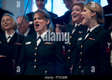 ANNANDALE, Virginia (30 ottobre 2016) Sottufficiali di prima classe Maia Rodriguez, sinistra e Chelsi Ervein, che svolgono con gli Stati Uniti La banda della marina Sea Chanters chorus durante l' chourus sessantesimo anniversario festeggiato in concerto. Il Sea Chanters chorus ha celebrato il proprio sessantesimo anniversario iin Annandale, Virginia, con un concerto alumni dal gruppo. Il coro è stato formato come un gruppo maschio nel 1956 e con il compito di perpetuare le canzoni del mare. Nel 1980, il gruppo aggiunto alle donne per i loro ranghi e ampliato il loro repertorio per includere tutto ciò da Brahms a Broadway. Foto Stock