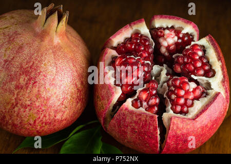 Immagine ravvicinata di melograno frutta sul tavolo di legno Foto Stock