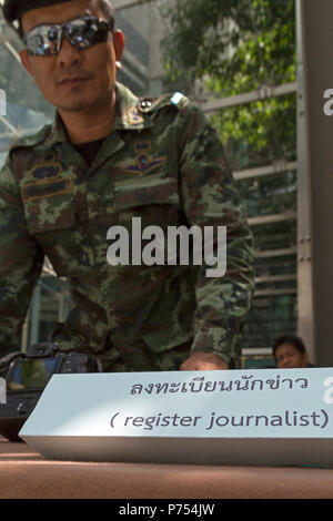 Registrazione giornalista da militari durante il colpo di stato, Bangkok, Thailandia Foto Stock