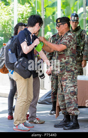 Reporters sulle strade della città durante il Thai militare takeover, Bangkok, Thailandia Foto Stock