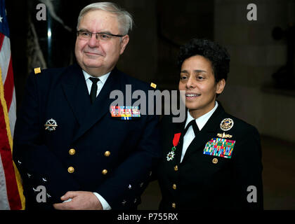 ANNAPOLIS, Md. (dec. n. 10, 2015) francese capo del personale di Adm. Bernard Rogel sorge dal Vice Capo di operazioni navali Adm. Michelle Howard dopo aver presentato la sua con la Legione d'Onore Award presso la cripta di John Paul Jones nella cappella principale dell'U.S. Naval Academy in Annapolis, Md., Dic 10. La Legione d'Onore Award è la Francia il premio più alto. Foto Stock