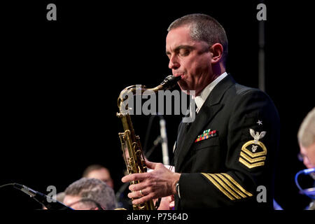 CHICAGO (dec. n. 17, 2015) Senior Chief Musician Luis Hernandez esegue con gli Stati Uniti Navy Band Commodores al 2015 Midwest Clinic di Chicago. Il Midwest Clinic, una quattro giorni di conferenza a cui hanno partecipato più di 17.000 i musicisti, gli educatori e gli studenti, è il più grande evento del suo genere. Foto Stock