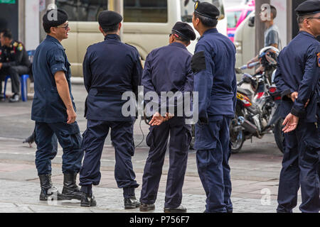 La polizia di guardia Monumento Victoria zona durante il colpo di stato militare, Bangkok, Thailandia Foto Stock