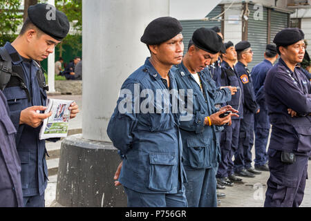 La polizia di guardia Monumento Victoria zona durante il colpo di stato militare, Bangkok, Thailandia Foto Stock