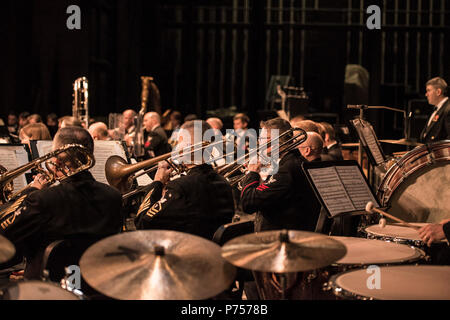 MECHANICSBURG, PA (feb. 23, 2016) membri della marina degli Stati Uniti di Band eseguire a Cumberland alta valle della scuola di Performing Arts Center di Mechanicsburg, Pa. U.S. La banda della marina militare è su un 25-giorno del tour del nordest degli Stati Uniti. Foto Stock