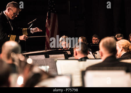 MECHANICSBURG, PA (feb. 23, 2016) Master Chief Musician Betty Myers esegue sul piccolo a Cumberland alta valle della scuola di Performing Arts Center di Mechanicsburg, Pa. Master Chief Myers sta completando il suo trentesimo National Concert Band tour. Gli Stati Uniti La banda della marina militare è su un 25-giorno del tour del nordest degli Stati Uniti. Foto Stock