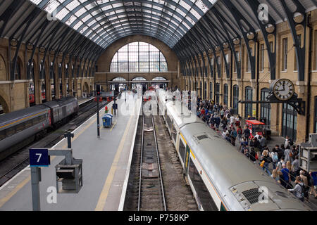 London Kings Cross stazione ferroviaria piattaforma e treno Foto Stock