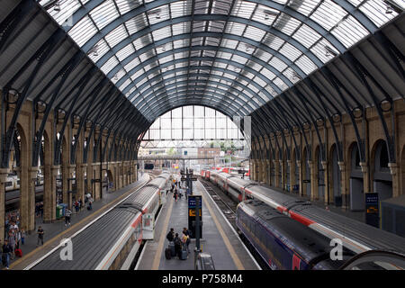 London Kings Cross stazione ferroviaria piattaforma e treno Foto Stock