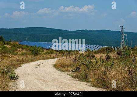 Produzione di energia attraverso collettori solari nell'energia solare impianto vicino villaggio Paunovo, Sredna Gora montagna, Ihtiman, Bulgaria Foto Stock