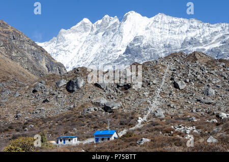 Casa potenza e pipeline, Kyanjin Gompa, Langtang, Nepal Foto Stock