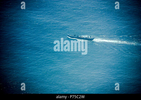 Fisherboat voce per le acque aperte off shore di Ghana Foto Stock
