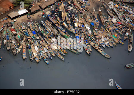 Scarico del pescato del giorno dalle barche da pesca in Accra, Ghana Foto Stock