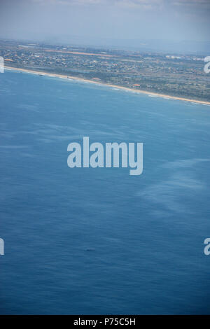 Humpback Whale vicino alla costa del Ghana, visto dall'aeroplano Foto Stock