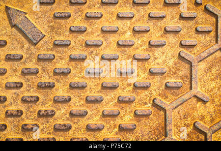 Acciaio arrugginito texture da chiusino. Arancione sfondo metallico. Dettaglio del chiusino pattern. Foto Stock