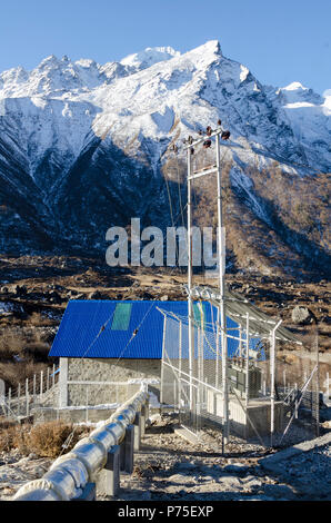 Casa della turbina presso il village idro-Schema elettrico, Kyanjin Gompa, Langtang, Nepal Foto Stock